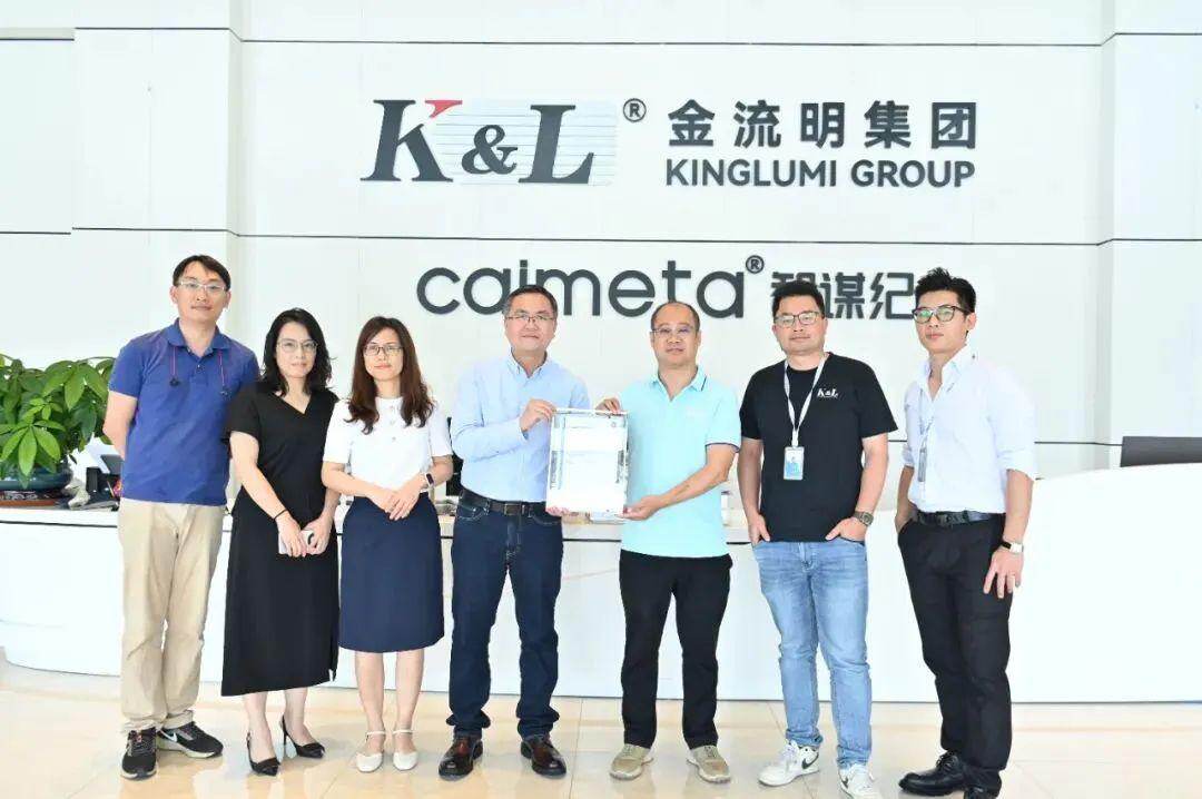 既能随意折叠、卷曲