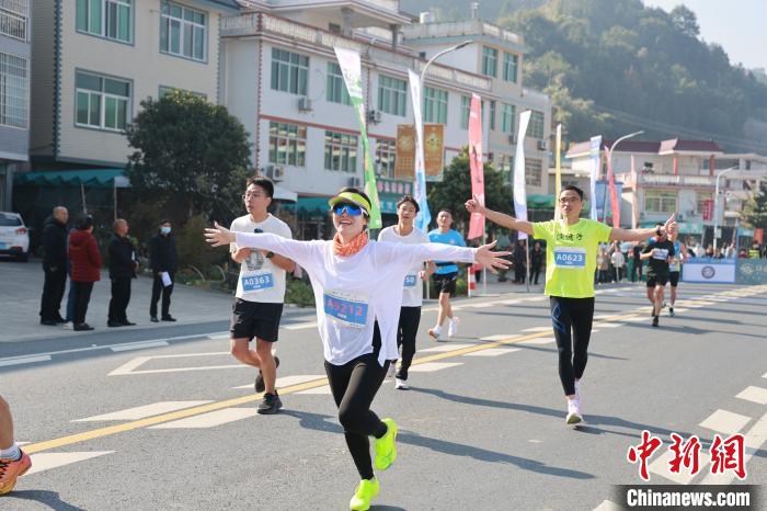 2024华安土楼半程马拉松在大地土楼群世界文化遗