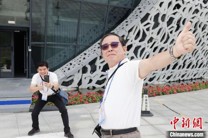 来自海内外的台胞青年参访羊山攀岩中心，提前