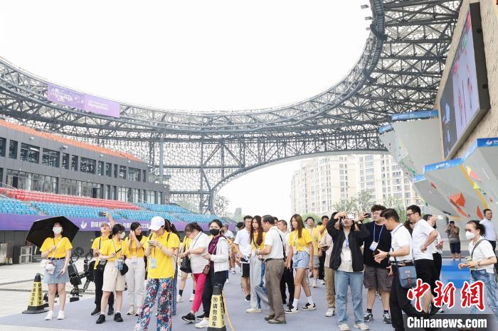 来自海内外的台胞青年参访羊山攀岩中心，提前