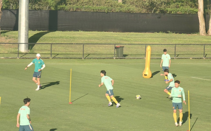 中国男足悉尼集训加速新老磨合 战术演练备战关